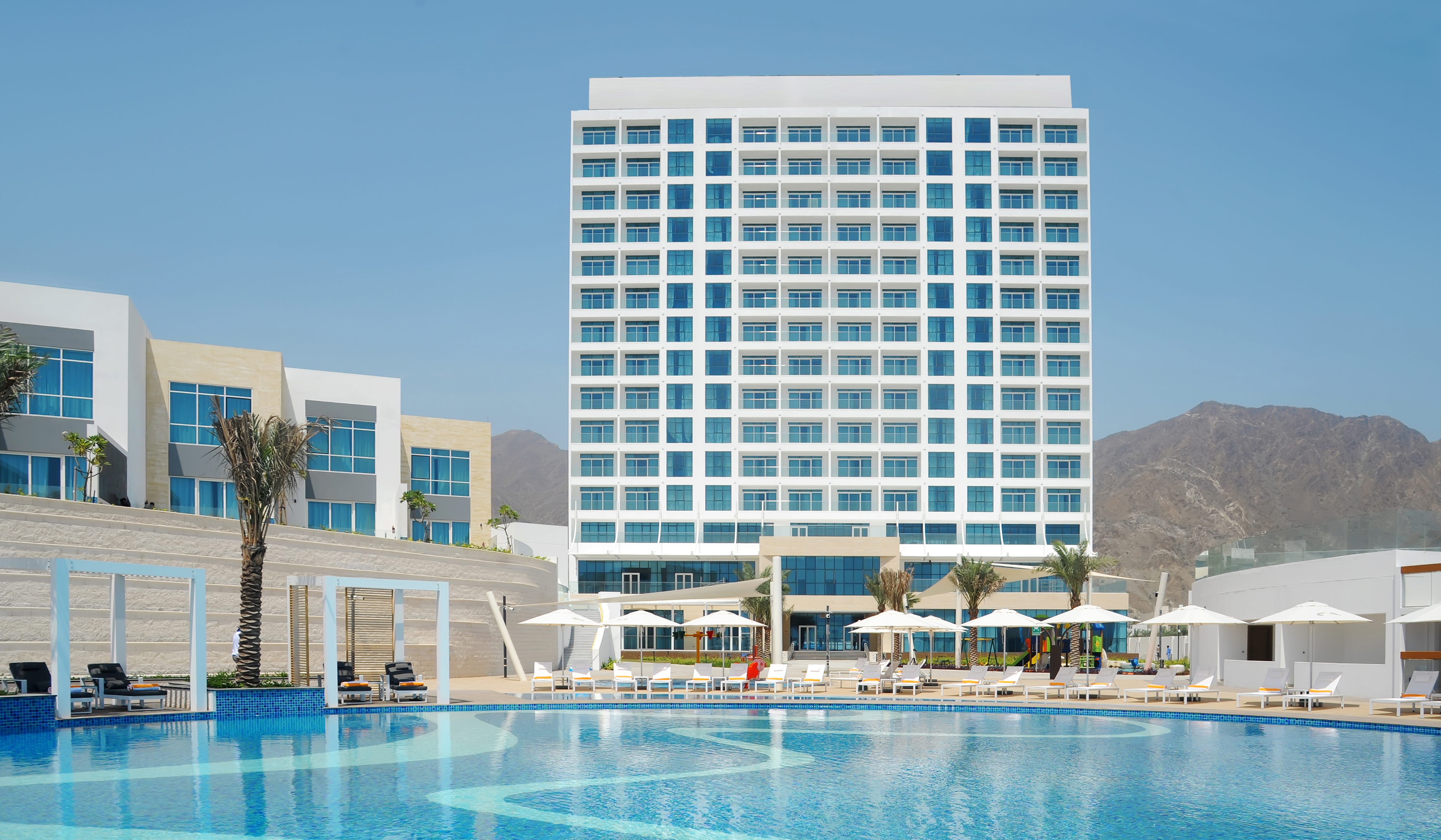 Royal beach hotel fujairah. Фуджейра Мирамар 5. Royal m Beach Resort al Aqah 5 ОАЭ Фуджейра. Royal m Hotel Fujairah 5 Фуджейра.